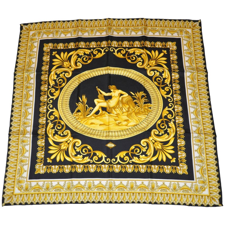 Khăn lụa Versace với phong cách Baroque đặc trưng