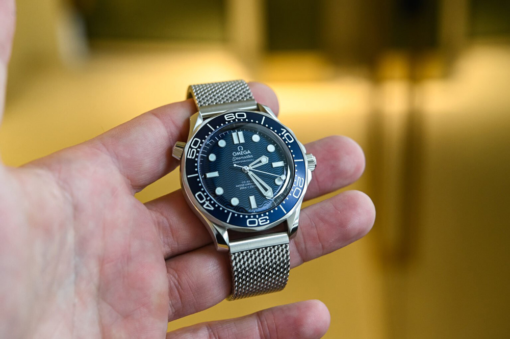 mặt trước Omega Seamaster Diver 300M James Bond 60th Anniversary