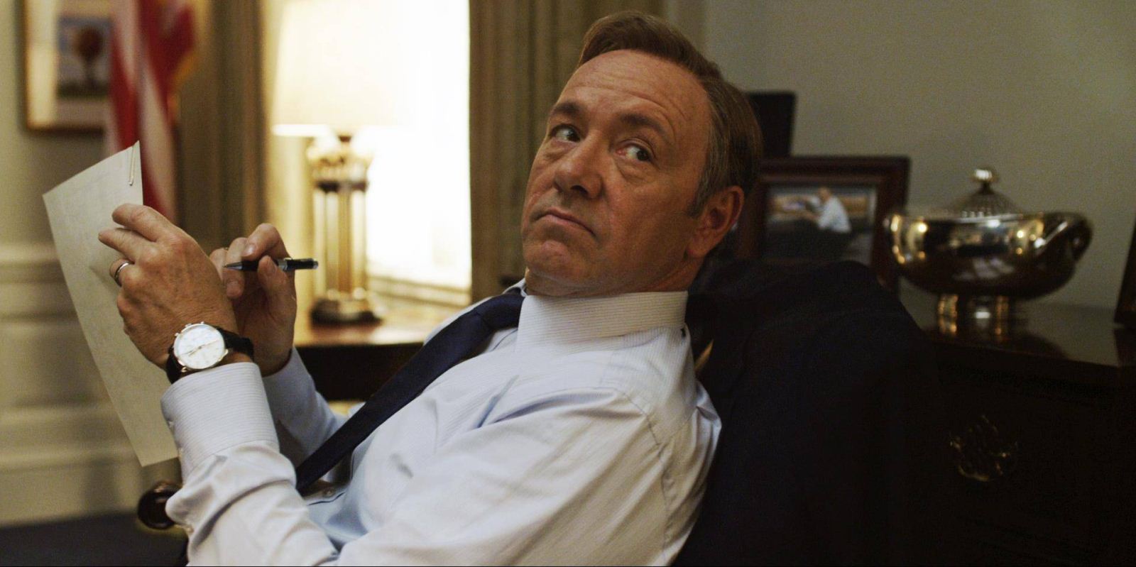 Diễn viên điện ảnh Kevin Spacey đeo chiếc IWC Portugese Chronograph trong show truyền hình House of Cards